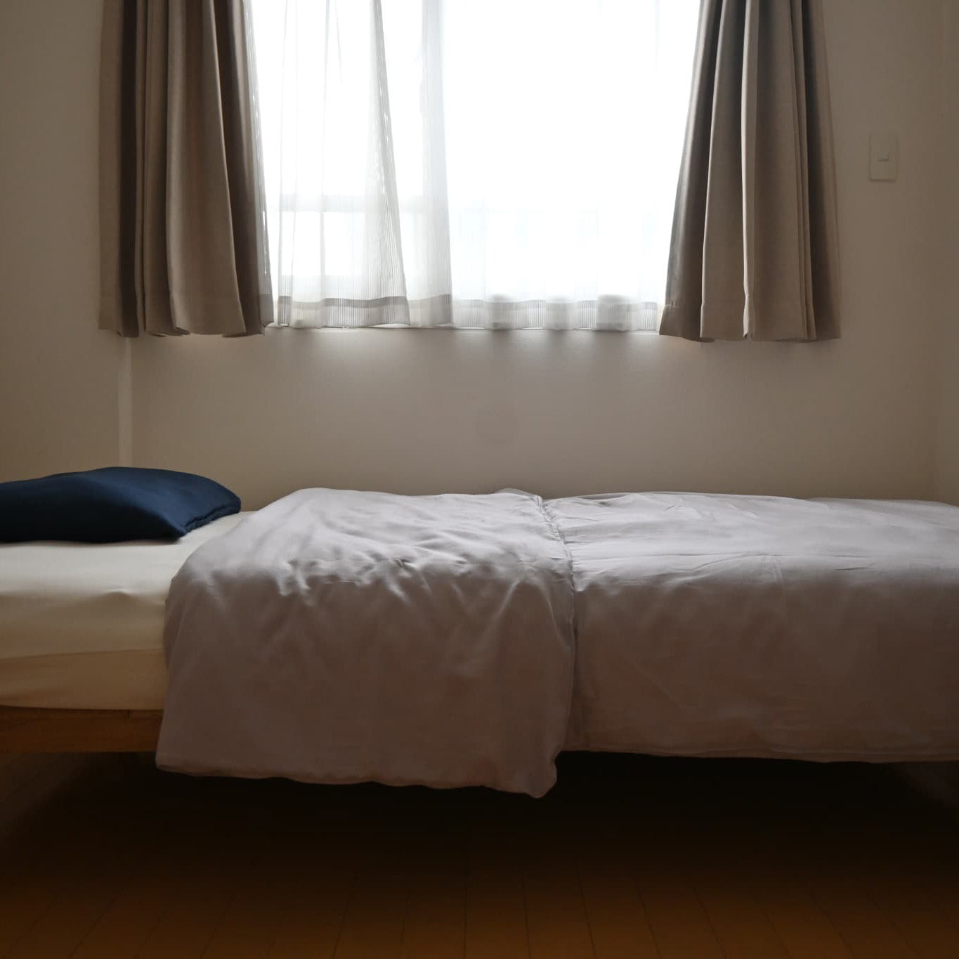 ラテックスのマットレスに羊毛の敷きパッドを乗せた寝室