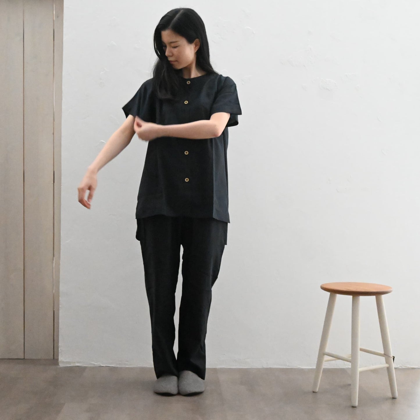 一重ガーゼのパジャマの着用イメージ。半袖や七分袖などカスタム可能。