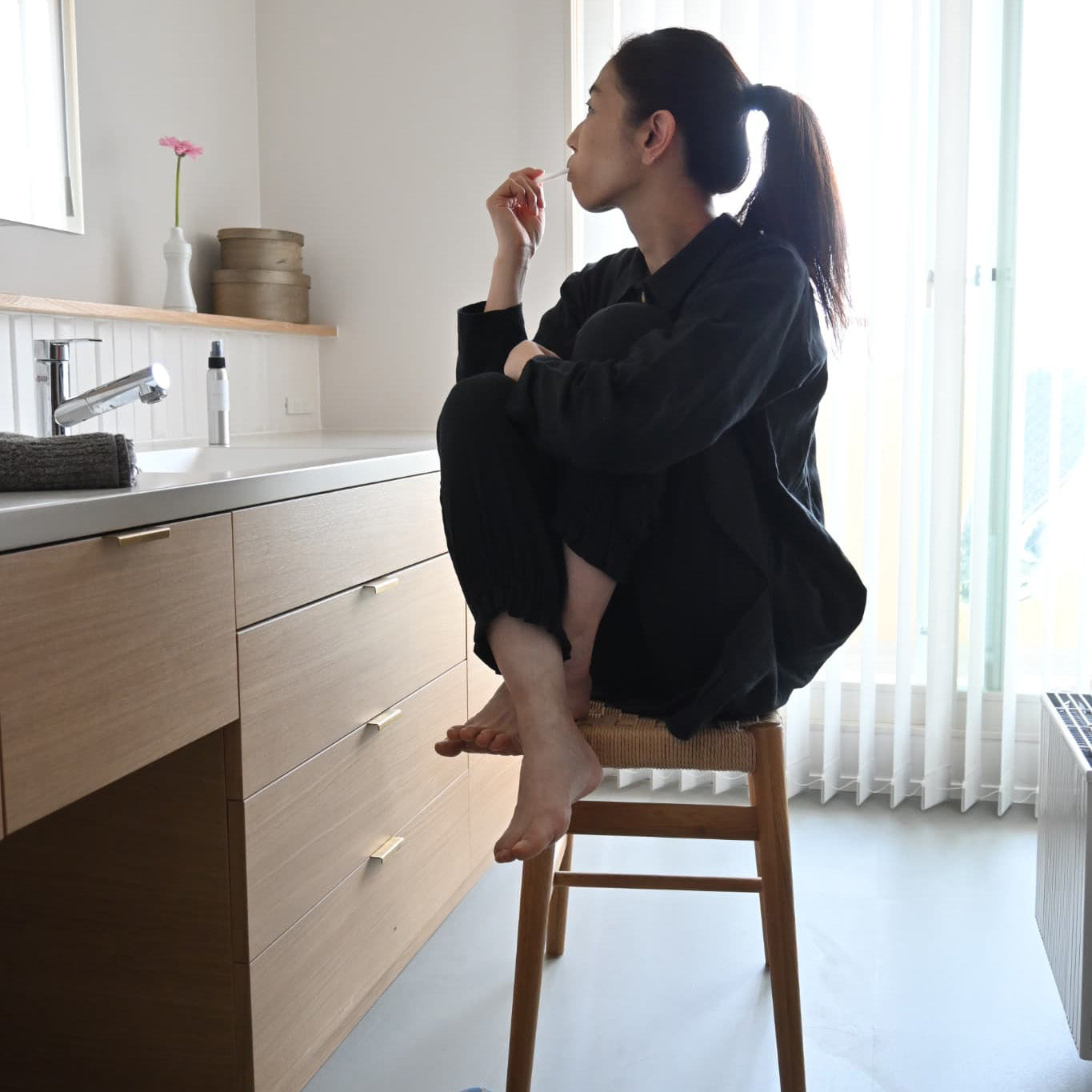 二重ガーゼロング丈パジャマを着ている女性。洋服っぽいおしゃれなデザイン。