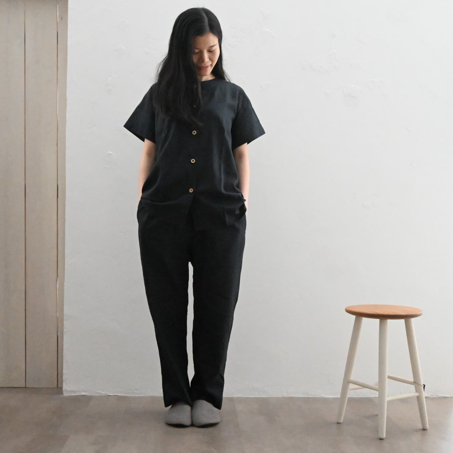 一重ガーゼの肌触りの良いパジャマを着ている女性の着用イメージ。袖丈・股下は変更可能。