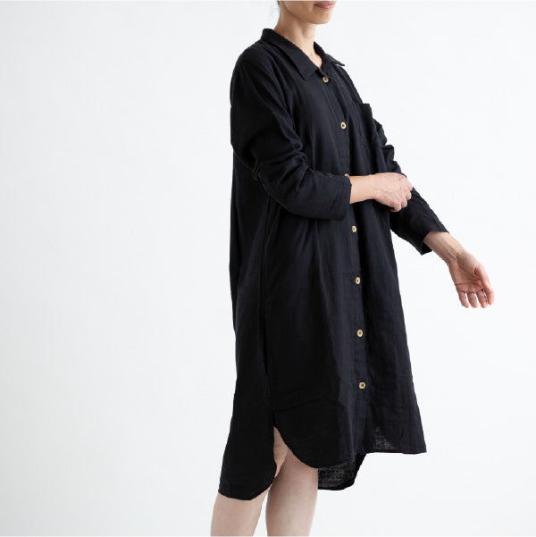 黒のワンピースパジャマを着ている女性の着用イメージ。ガーゼのパジャマは肌触りが良く、汗を吸ってくれる。