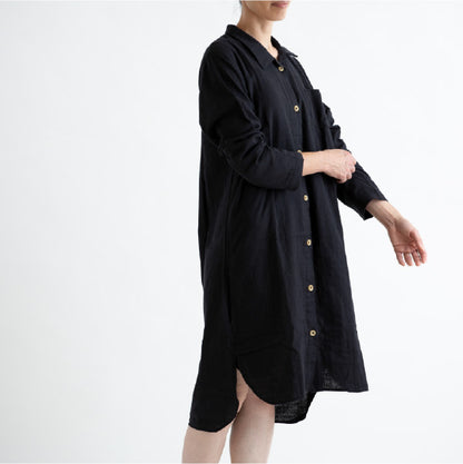 黒のワンピースパジャマを着ている女性の着用イメージ。ガーゼのパジャマは肌触りが良く、汗を吸ってくれる。