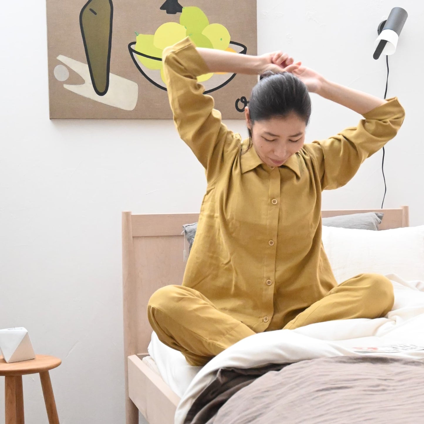 二重ガーゼのイエローのパジャマを来ている女性。オーダーメイドで肌触りの良いパジャマ。